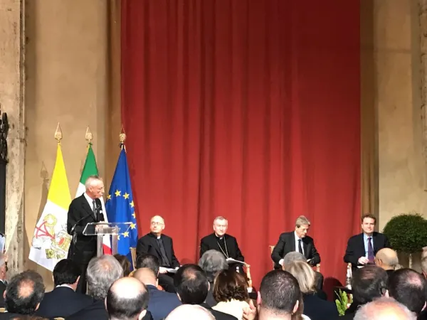 Un momento della conferenza |  | AA