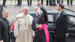 Il Cardinale Cristobal Lopez, allora arcivescovo, con Papa Francesco durante un momento della visita di Papa Francesco a Rabat, 30 marzo 2019 / InfoANS