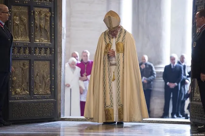 Papa Francesco attraversa la porta santa di San Pietro |  | Osservatore Romano