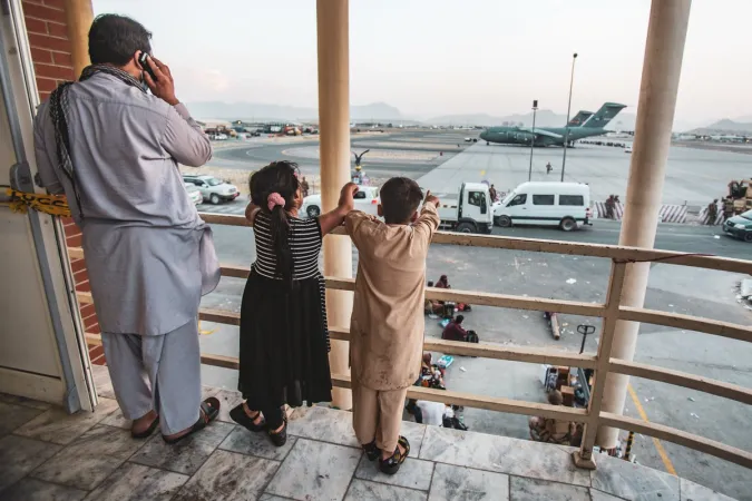 Kabul | Due bambini all'aeroporto di Kabul | Twitter