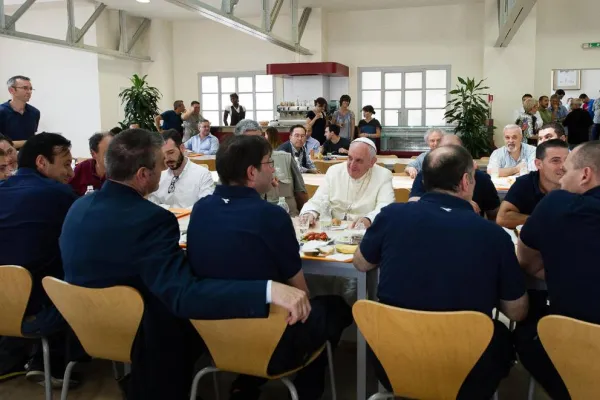 Papa Francesco in una immagine del 2014, quando pranzò a  mensa con i dipendenti vaticani / Vatican Media