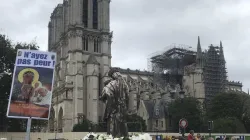 La processione dell'Assunta del 15 agosto 2019 intorno alla cattedrale di Notre Dame a Parigi / da twitter