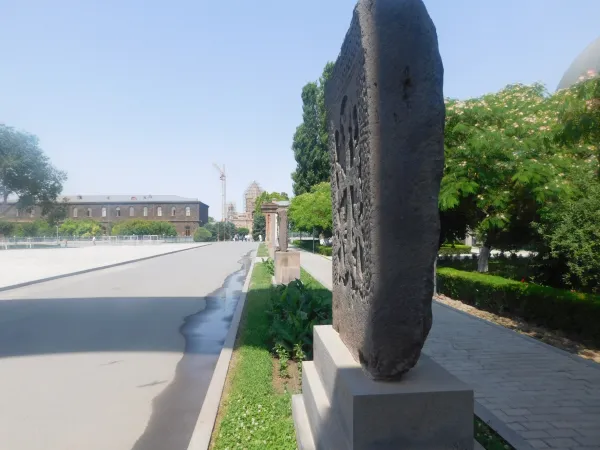 Echmiadzin | Percorso dei Krachkar che porta fino alla cattedrale di Echmiadzin | Andrea Gagliarducci / ACI Stampa