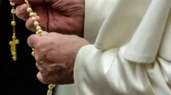 Papa Francesco con il Santo Rosario / Credit: Daniel Ibanez / EWTN-ACI Group