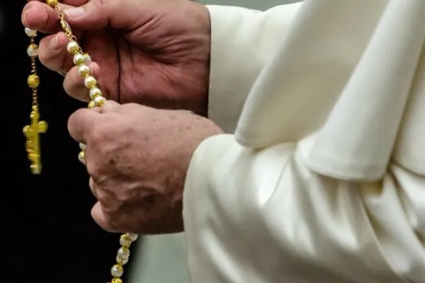 Papa Francesco con il Santo Rosario / Credit: Daniel Ibanez / EWTN-ACI Group