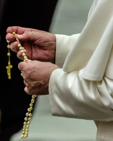 Papa Francesco con il Santo Rosario | Papa Francesco con il Santo Rosario | Credit: Daniel Ibanez / EWTN-ACI Group