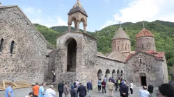 Il monastero di Dadivank con gli ultimi visitatori / Twitter