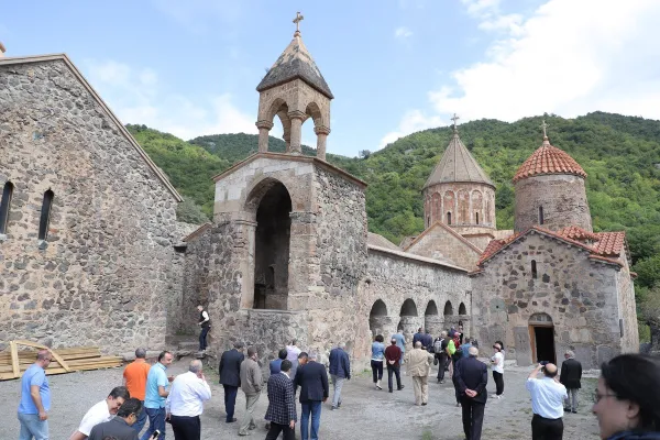 Il monastero di Dadivank con gli ultimi visitatori / Twitter