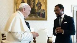 Papa Francesco e Chile Eboe-Osuji, presidente della Corte Penale Internazionale, Palazzo Apostolico Vaticano, 3 settembre 2020 / Twitter @IntlCrimCourt
