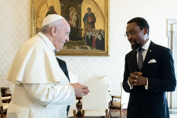 Papa Francesco e Chile Eboe-Osuji, presidente della Corte Penale Internazionale, Palazzo Apostolico Vaticano, 3 settembre 2020 / Twitter @IntlCrimCourt
