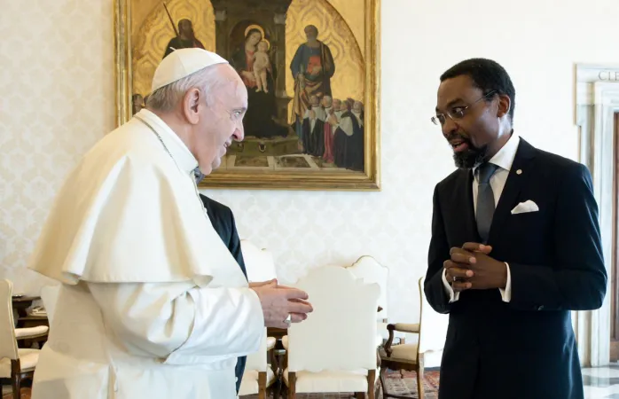 Papa Francesco e Chile Eboe-Osuji | Papa Francesco e Chile Eboe-Osuji, presidente della Corte Penale Internazionale, Palazzo Apostolico Vaticano, 3 settembre 2020 | Twitter @IntlCrimCourt
