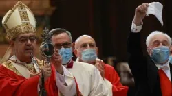 Il cardinale Sepe mostra l'ampolla con il sangue di San Gennaro liquefatto, Napoli, 19 settembre 2020 / Chiesa di Napoli