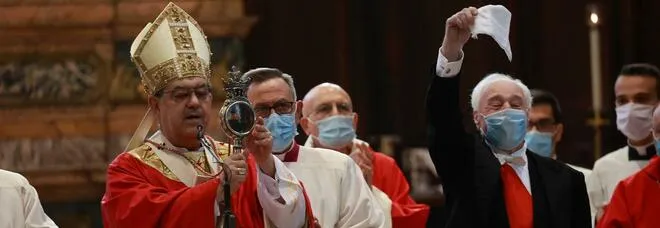 Cardinale Crescenzio Sepe, San Gennaro | Il cardinale Sepe mostra l'ampolla con il sangue di San Gennaro liquefatto, Napoli, 19 settembre 2020 | Chiesa di Napoli