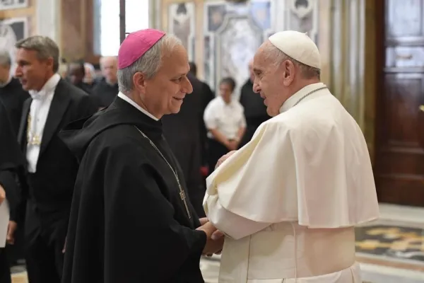 Il vescovo Robert Francis Prevost, nuovo prefetto del Dicastero dei Vescovi, con Papa Francesco / Conferenza Episcopale del Perù