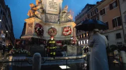 Papa Francesco prega davanti alla Statua dell'Immacolata / Vatican Media