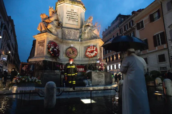 Papa Francesco prega davanti alla Statua dell'Immacolata / Vatican Media