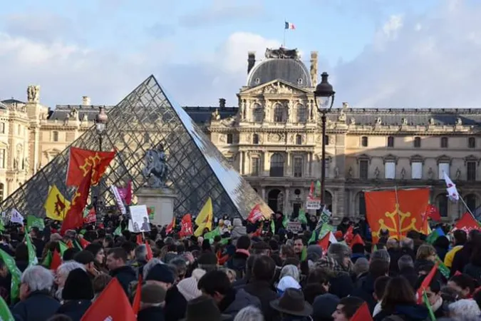 Marcia contro la fecondazione assistita | Un momento della marcia del 19 gennaio 2020 a Parigi.  I manifestanti davanti al Louvre | Twitter