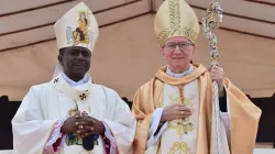 Il Cardinale Parolin con l'arcivescovo Fuanya, cui ha imposto il pallio, Bamenda, Camerun, 31 gennaio 2021 / twitter