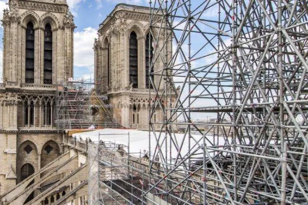 Notre Dame de Paris, le impalcature per la ristrutturazione del tetto / da Twitter