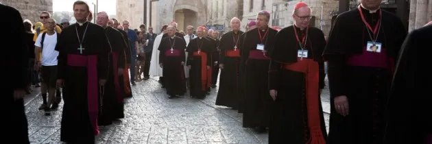 vescovi europei a Gerusalemme | I vescovi europei in processione per le strade di Gerusalemme durante l'Assemblea Plenaria del CCEE del 2015 | Patriarcato Latino di Gerusalemme