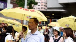 Martin Lee durante una delle proteste pro-democrazia di Hong Kong, con il caratteristico ombrello giallo della protesta / Twitter