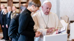 Papa Francesco presenta la Dichiarazione sulla Fraternità Umana alla presidente di Estonia Kersti Kaljulaid, Palazzo Apostolico Vaticano, 28 novembre 2019  / © EWTN-CNA Photo/Daniel Ibáñez/Vatican Pool