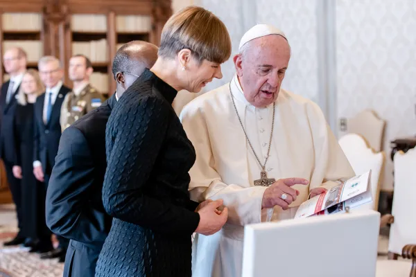 Papa Francesco presenta la Dichiarazione sulla Fraternità Umana alla presidente di Estonia Kersti Kaljulaid, Palazzo Apostolico Vaticano, 28 novembre 2019  / © EWTN-CNA Photo/Daniel Ibáñez/Vatican Pool