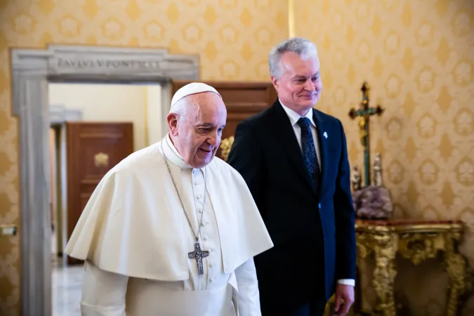 Papa Francesco e presidente di Lituania | Papa Francesco e il presidente lituano Gitanas Nauseda, Palazzo Apostolico Vaticano, 8 novembre 2019 | © EWTN-CNA Photo/Daniel Ibáñez/Vatican Pool 