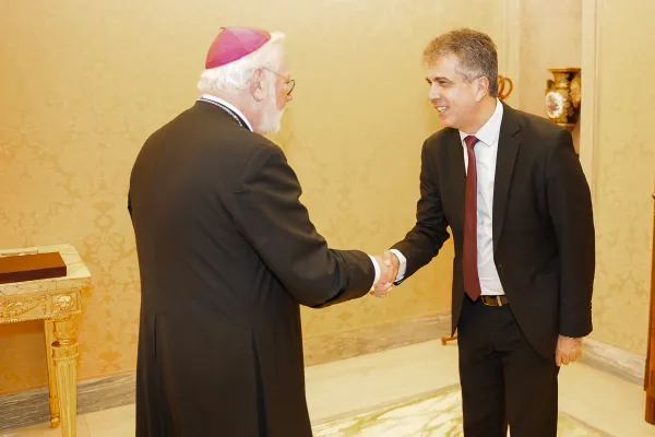 L'arcivescovo Gallagher accoglie il ministro Cohen, Palazzo Apostolico Vaticano, III Loggia, 13 luglio 2023 / Ambasciata di Israele presso la Santa Sede