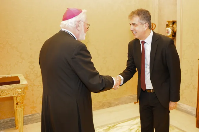 Arcivescovo Gallagher, Eli Cohen | L'arcivescovo Gallagher accoglie il ministro Cohen, Palazzo Apostolico Vaticano, III Loggia, 13 luglio 2023 | Ambasciata di Israele presso la Santa Sede