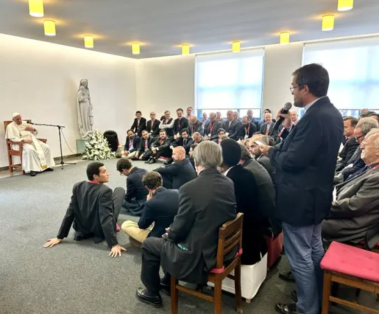 Papa Francesco e i gesuiti | Un momento dell'incontro di Papa Francesco con i gesuiti della Provincia del Portogallo, Lisbona, 5 agosto 2023 | Twitter di Antonio Spadaro