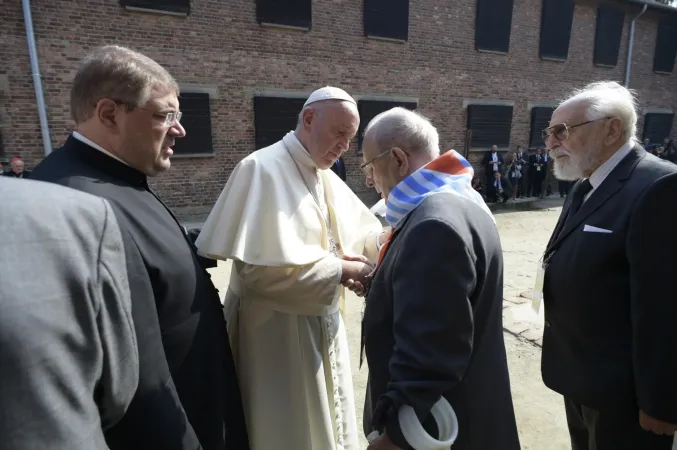 Papa Francesco ad Auschwitz | Papa Francesco saluta dei sopravvissuti | Jeffrey Bruno / EWTN