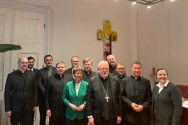 L'arcivescovo Paul Richard Gallagher con i segretari delle Conferenze Episcopali dell'Europa Centrale a Vienna, 24 novembre 2023 / @Terzaloggia