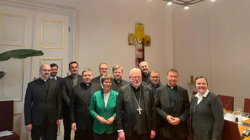 Arcivescovo Paul Richard Gallagher | L'arcivescovo Paul Richard Gallagher con i segretari delle Conferenze Episcopali dell'Europa Centrale a Vienna, 24 novembre 2023 | @Terzaloggia