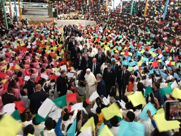 Papa Francesco ad Akamasoa con Padre Pedro |  | Ed Pentin/ EWTN