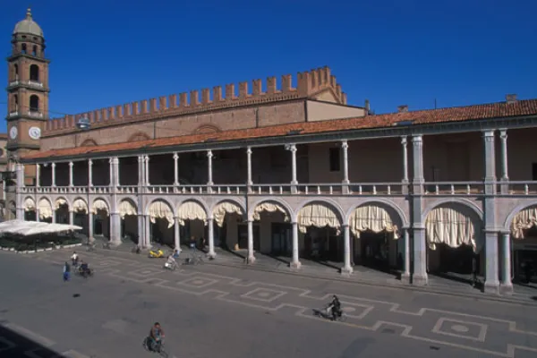 Faenza, piazza del Popolo / Wikimedia Commons