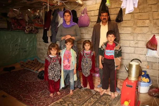 Famiglia yazida | Una famiglia yazida rifugiata nel campo profughi di Duhok, nel Nord dell'Iraq | Daniel Ibanez / ACI Group