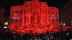 La Fontana di Trevi colorata di rosso / ACS