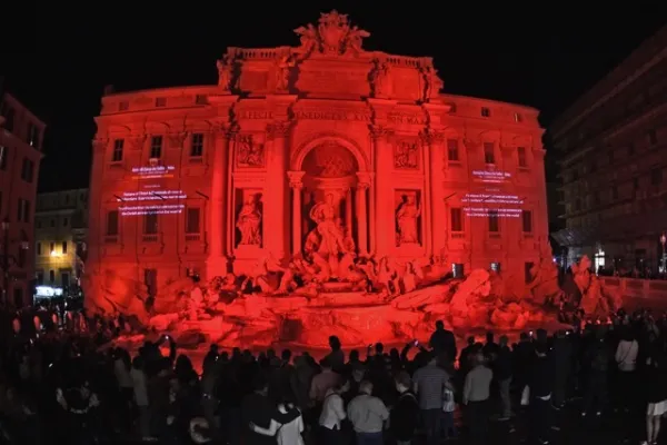 La Fontana di Trevi colorata di rosso / ACS