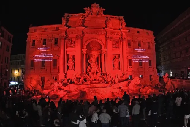 Fontana di Trevi rossa | La Fontana di Trevi colorata di rosso | ACS