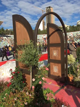 La Porta Santa in un giardino | La Porta Santa nel mezzo di un giardino della chiesa di Rustavi | Alan Holdren / CNA 