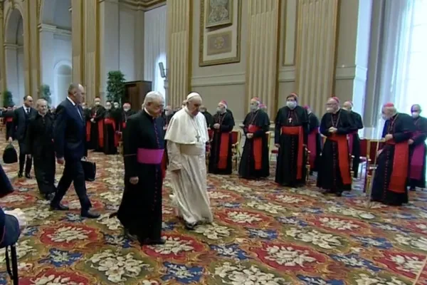 Papa Francesco arriva in Aula delle Benedizioni per i tradizionali auguri alla Curia Romana, 23 dicembre 2021 / Vatican News / Twitter