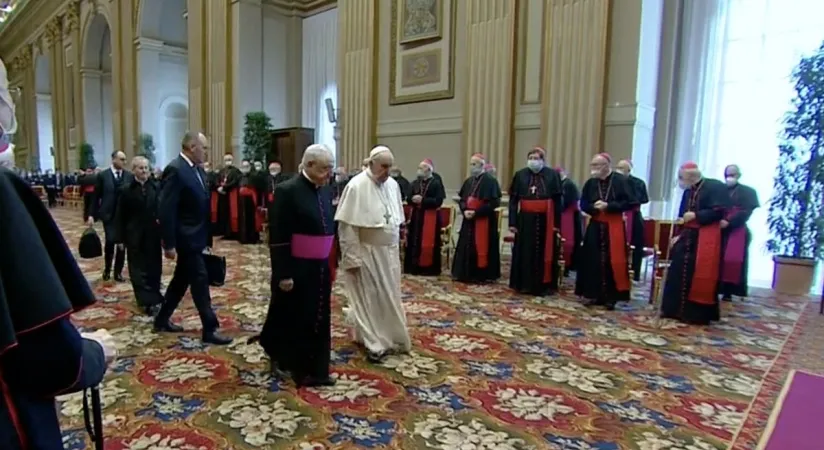 Papa Francesco, auguri alla Curia | Papa Francesco arriva in Aula delle Benedizioni per i tradizionali auguri alla Curia Romana, 23 dicembre 2021 | Vatican News / Twitter