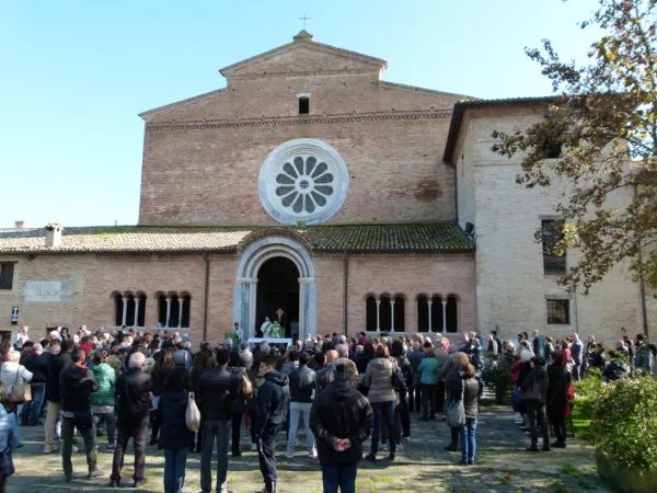 La messa nel piazzale davanti alla Abazia di Fiastra  |  | Abazia di Fiastra