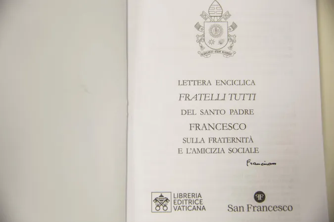 La copia dell 'enciclica firmata dal Papa ad Assisi  |  | www.sanfrancescopatronoditalia.it