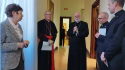 Segreteria di Stato, da sx a destra: Francesca DI Giovanni, sottosegretario per il multilaterale assente; Cardinale Pietro Parolin, Segretario di Stato vaticano; arcivescovo Paul Richard Gallagher, segretario vaticano per i rapporti con gli Stati; monsignor Daniel Pacho, nuovo sottosegretario per il multilaterale; monsignor Wachowski, sottosegretario / Twitter