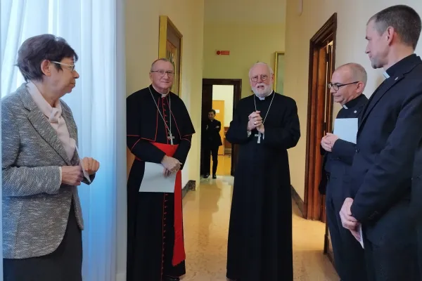 Segreteria di Stato, da sx a destra: Francesca DI Giovanni, sottosegretario per il multilaterale assente; Cardinale Pietro Parolin, Segretario di Stato vaticano; arcivescovo Paul Richard Gallagher, segretario vaticano per i rapporti con gli Stati; monsignor Daniel Pacho, nuovo sottosegretario per il multilaterale; monsignor Wachowski, sottosegretario / Twitter