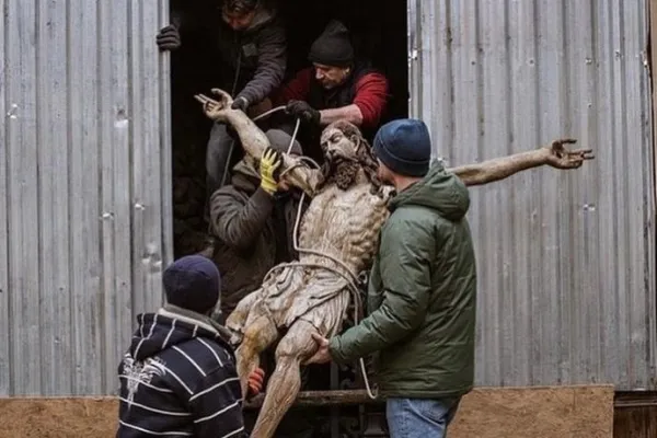 La foto di André Luis Alvarez diventata virale che mostra il Cristo ligneo di Leopoli portato in salvo / dal Twitter di Euromaidan 