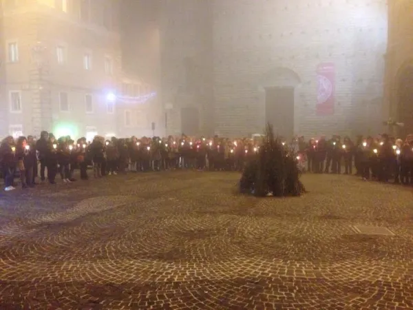 Focaracci | Un momento della veglia di iera sera a Macerata, prima dell'accenzione dei 