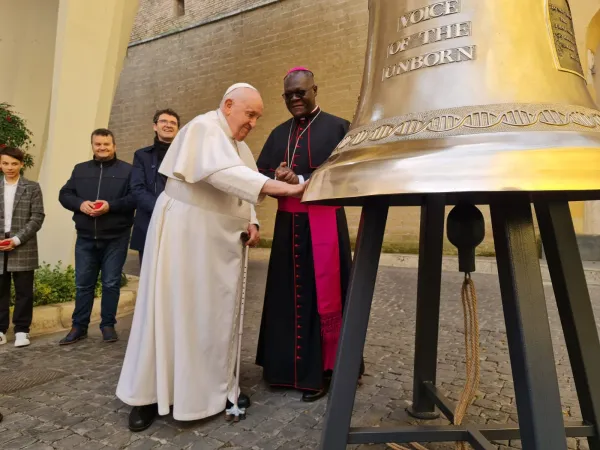 Papa Francesco benedice la Campana dei non nati |  | Justyna Grzyb.